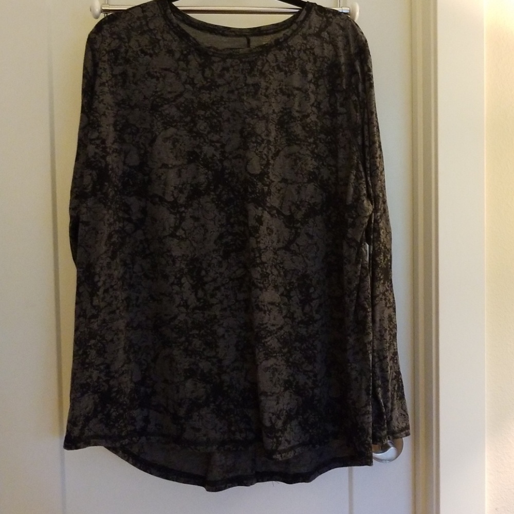 Marble pattern Tshirt.